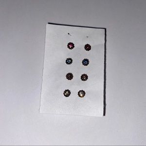 4 pairs of stud earrings